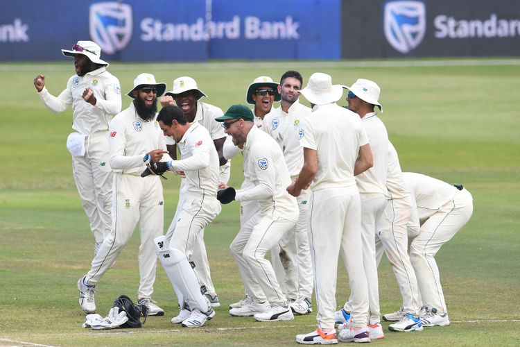 दक्षिण अफ्रीका को एक बड़ा झटका लगा है। वर्नन फिलैंडर चोट के चलते दूसरे टेस्ट से आउट हो गए हैं