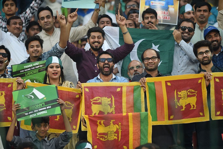 Pakistan Sri Lanka fans flags